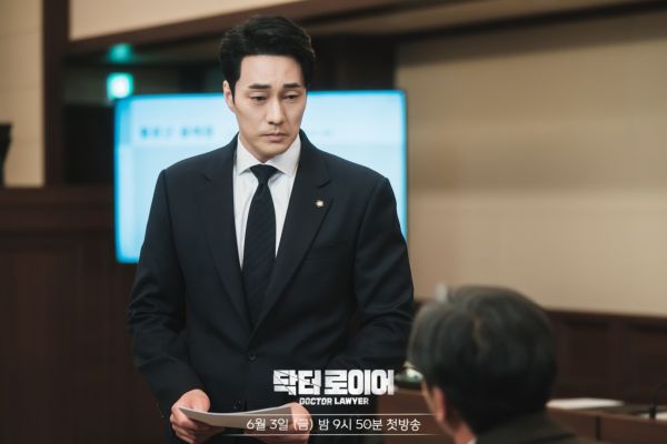 So macht Ji Sub im neuen Drama „Dr. Lawyer“ mit eleganten Looks auf sich aufmerksam