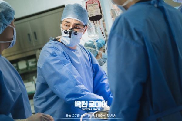 So verwandelt sich Ji Sub im neuen Drama „Dr. Lawyer“ in einen angesehenen Chirurgen
