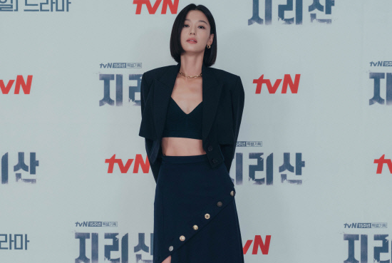 „Jirisan“-Schauspielerin Jun Ji Hyun beeindruckt viele mit ihren Bauchmuskeln und ihrem Bob-Schnitt