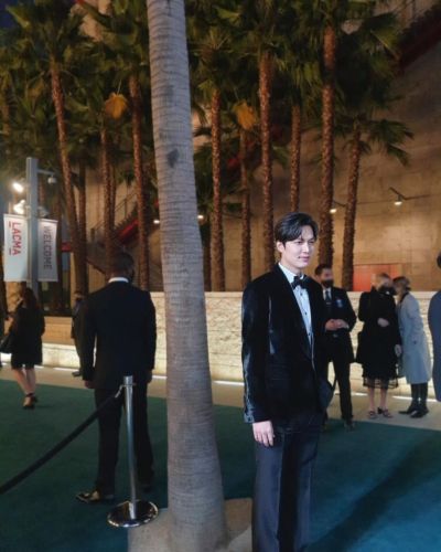 Lee Min Ho schließt sich der „Squid Game“-Besetzung bei der „2021 Art+ Film Gala“ in den USA an + MYM Entertainment veröffentlicht Fotos des „Pachinko“-Stars