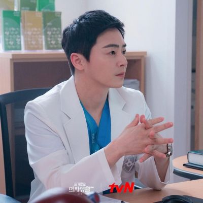 Jo Jung Suk von Hospital Playlist 2 Still