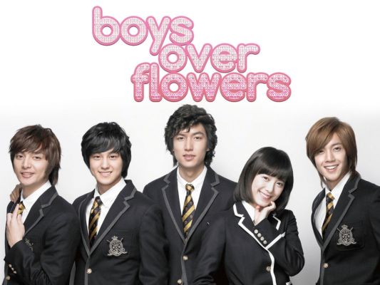 Jungen über Blumen
