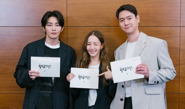 Park Min Young und Go Kyung Pyo zeigen Chemie bei der Drehbuchlesung ihres Rom-Com-Dramas