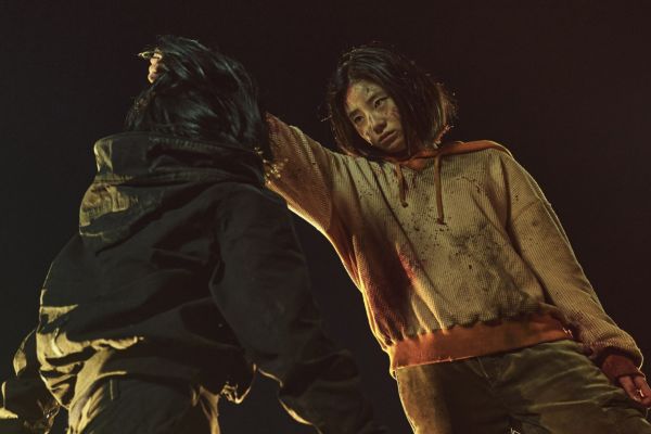 „The Witch“ 2 Standbilder heben Lee Jong Suk und Shin Si Ahs wilde Begegnung hervor